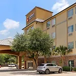 Comfort Inn & Suites Near Six Flags & Medical Center